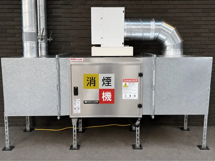居酒屋の排気設備に組み合わせて設置した消煙機