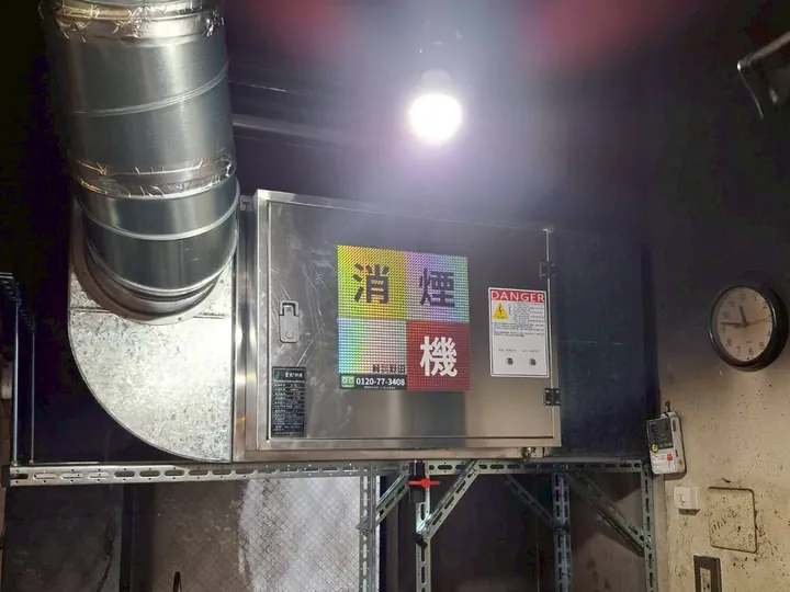 焼肉店の厨房に設置した消煙機とダクト