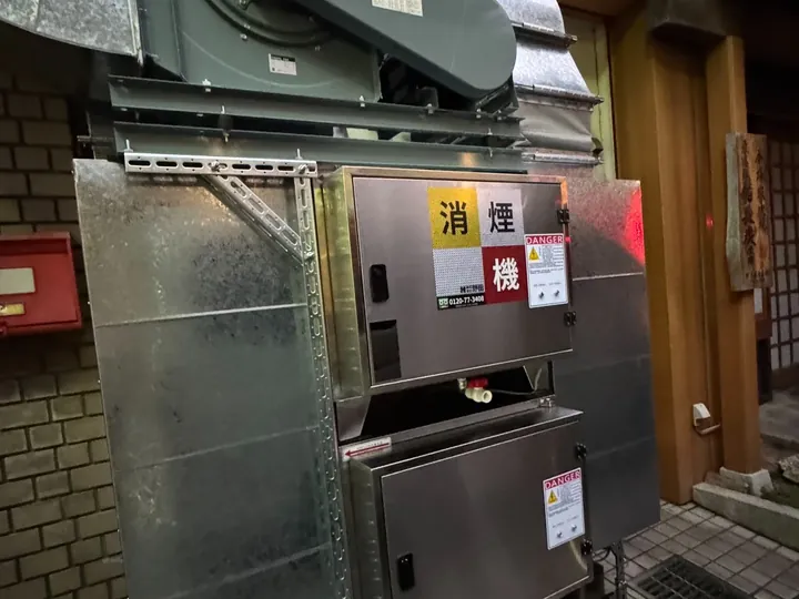 焼き鳥店の店舗脇に設置した消煙機